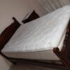 Cama plaza y media con mesa de luz y colchón